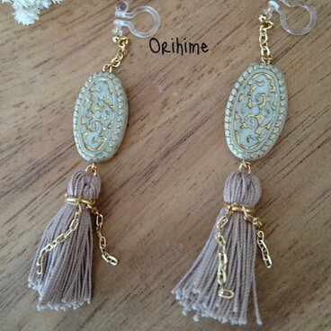 大人のシックなアンティーク風タッセルイヤリング(ベージュ)