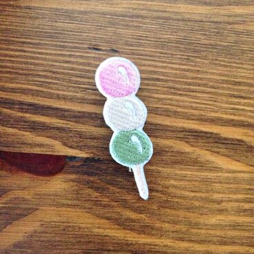 刺繍ブローチ　「三色団子」