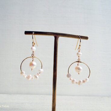 小さな淡水パールたちのリングピアス