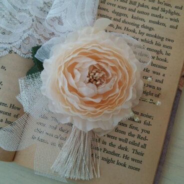 アーティフィシャルフラワーとタッセルのコサージュ