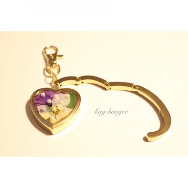 ビオラのハート型バックハンガー