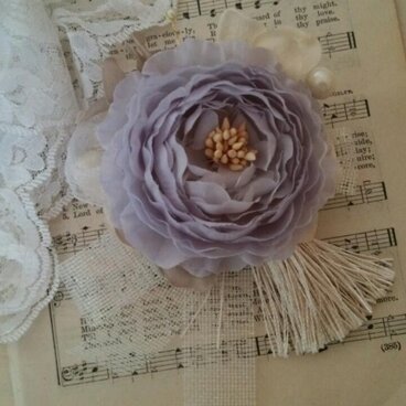 アーティフィシャルフラワーとタッセルのコサージュ