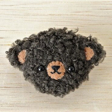 くまくまブローチ