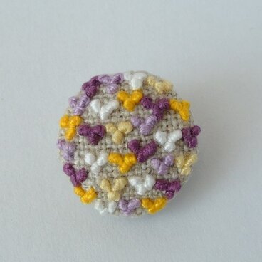 紫×黄色×白　ちびちびハート刺繍がいっぱいのブローチ