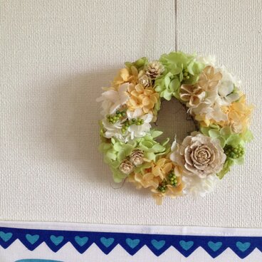 紫陽花と木の実のリース（ライトオレンジ×ライムグリーン）