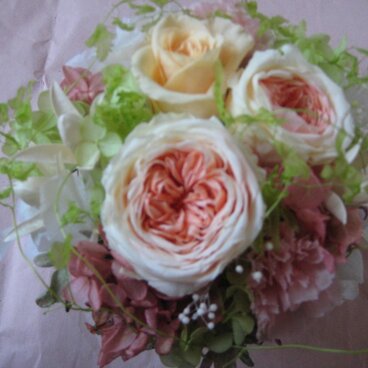 丸い陶器のアレンジメント