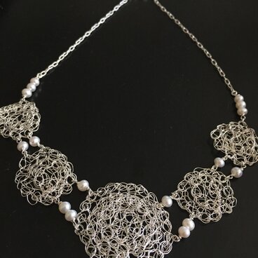 純銀モチーフのネックレス