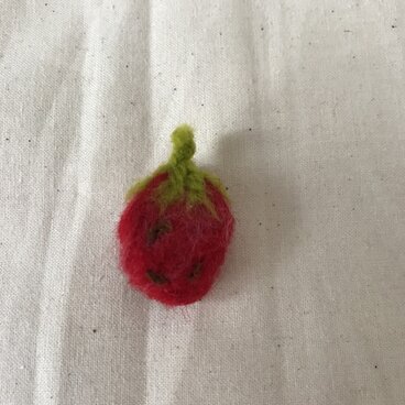いちごのブローチ