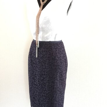 ネイビーカラーカットレースのスリムスカート