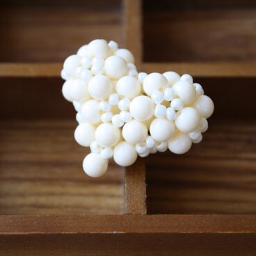 sold ぷっくりハート のブローチ　オフホワイト