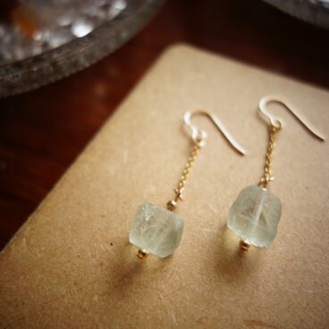 グリーンフローライトのピアス（チェーンタイプ）