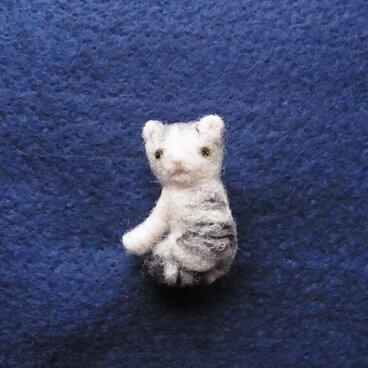 みつめるこねこのブローチ