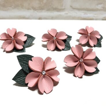 革の桜ブローチ