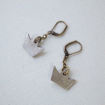 革の王冠ピアス