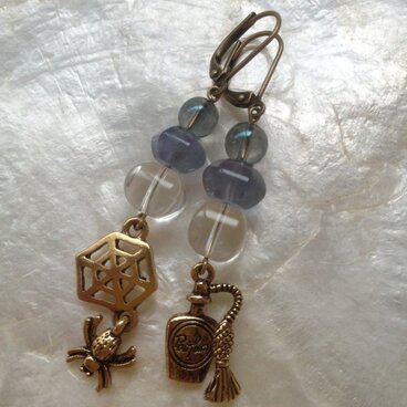 香水瓶と蜘蛛の巣のピアス