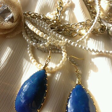 ラピスラズリのカリブ海色グラデーションピアス