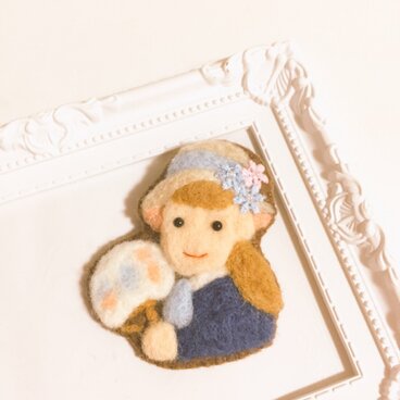 ブローチ うちわを持つ少女