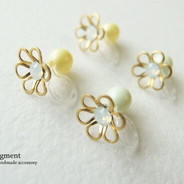 Brass flower + Swarovski  樹脂ノンホールピアス