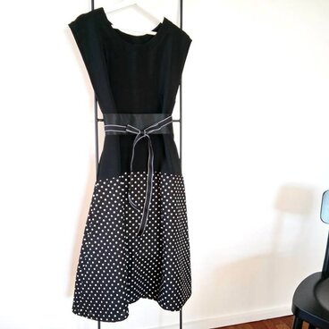 ★ほっそりサッシュベルト付★水玉ヘムラインワンピース★