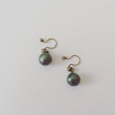 オリーブコットンパールのイヤリング（ノンホールピアス）金古美
