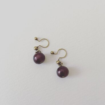 ボルドーコットンパールのイヤリング（ノンホールピアス）金古美