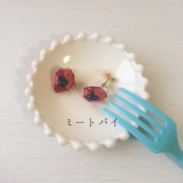 刺繍の赤いお洒落イヤリング