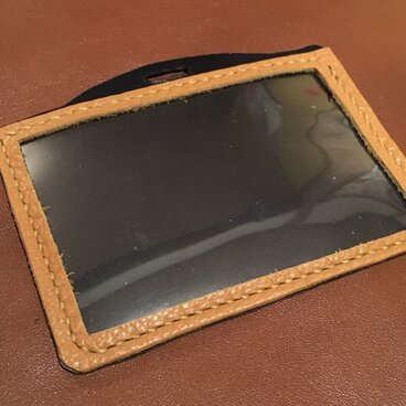 レザーIDケース（ブラック／ライトブラウン）