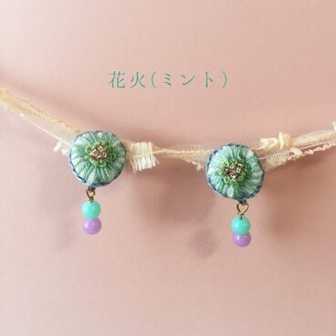 浴衣にぴったり刺繍のポップなイヤリング
