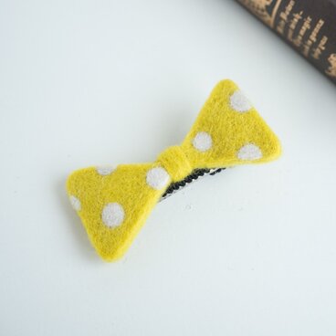 羊毛リボンのヘアクリップ〈マスタードドット〉