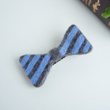 羊毛リボンのヘアクリップ〈チャコールボーダー〉
