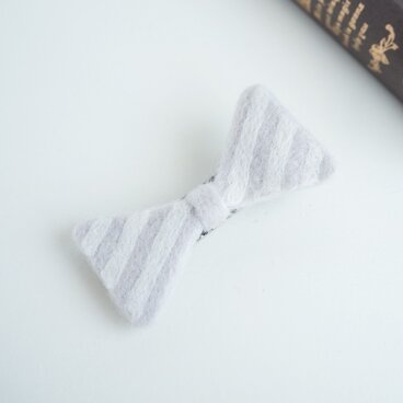 羊毛リボンのヘアクリップ〈ライトグレーボーダー〉