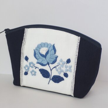 青い花刺繍のポーチ