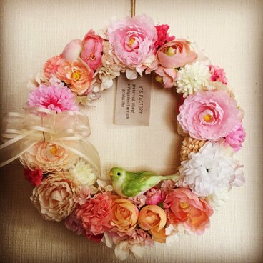 ウェディングのギフトにも…小鳥さん付 ラナンキュラスとバラのピンク・グラデーションリース L