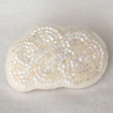 白いブローチ 雲 もこもこ ビーズ刺繍ブローチ　No.03