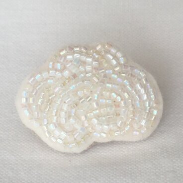 白いブローチ 雲 もこもこ ビーズ刺繍ブローチ　No.04