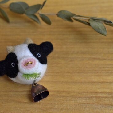 そしゃくするウシのブローチ