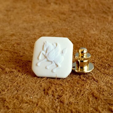 ペガサス タイタック／ラペルピン【ベージュ×白】