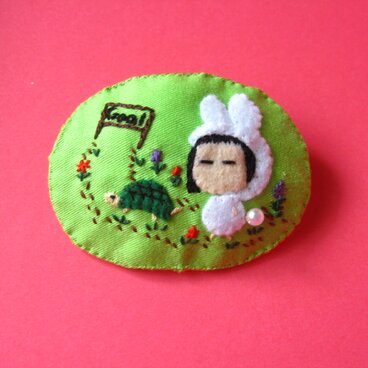 ウサギ(？)とカメ＜布ブローチ(刺繍ブローチ)＞