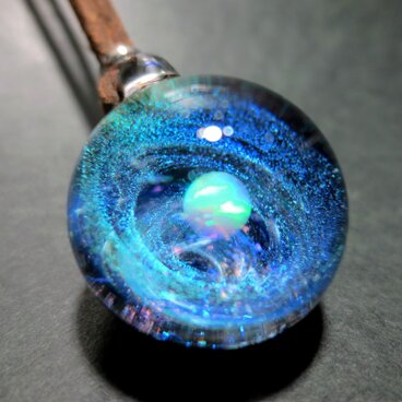 ボロシリケイトガラス・ペンダント 宇宙　銀河の渦5　オパール