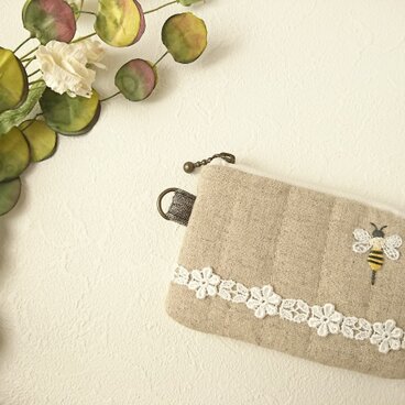 【 蜜蜂の刺繍  カードケース 】