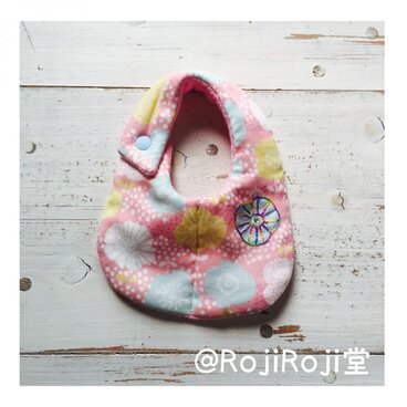 Rojiベビービブ/ピンク花柄ガーゼ　刺繍入り