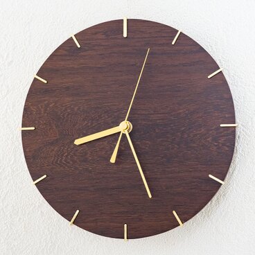 深紫の木目に真鍮の目盛りがエレガントなインテリア掛け時計【クオーツ時計】