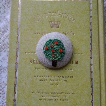 送料無料【北欧風】まあるい形の木のブローチ(ヘアゴム変更可)