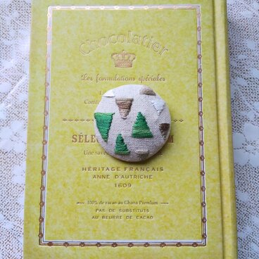 送料無料【北欧風】森のような三角形のブローチ(ヘアゴム変更可)