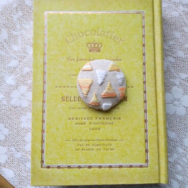 送料無料【北欧風】ビタミンカラーの三角帽子のブローチ(ヘアゴム変更可)