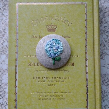 送料無料【北欧風】涼しげなブルーあじさいのブローチ(ヘアゴム変更可)