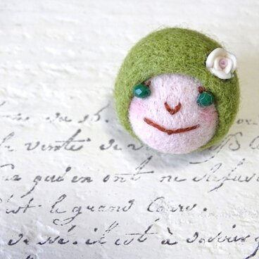 ピンバッジ　おんなのこ〈モスグリーン〉