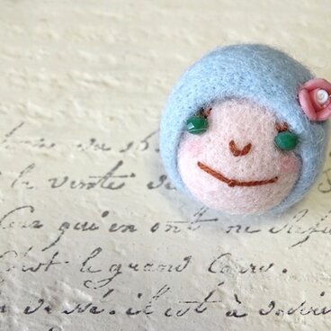 ピンバッジ　おんなのこ〈ミズイロ〉