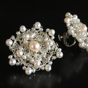 パールをシルバーの糸で編んだお花のイヤリング