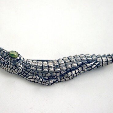 泳ぐワニのブローチ